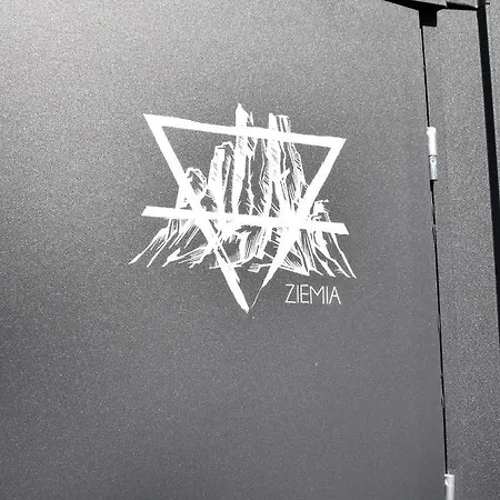 Zywiolowo - W Stylu Stodoly Z Placem Zabaw I Stawem - Ziemia * Parchowo