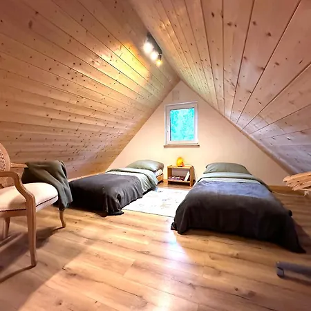 Zywiolowo - W Stylu Stodoly Z Placem Zabaw I Stawem - Ziemia * Parchowo