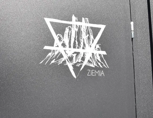 Zywiolowo - W Stylu Stodoly Z Placem Zabaw I Stawem - Ziemia * Parchowo