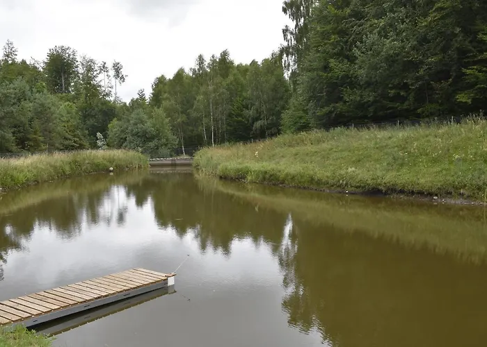 Zywiolowo - W Stylu Stodoly Z Placem Zabaw I Stawem - Ziemia Semesterbostad Parchowo