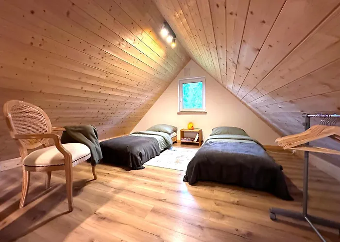 Zywiolowo - W Stylu Stodoly Z Placem Zabaw I Stawem - Ziemia * Parchowo