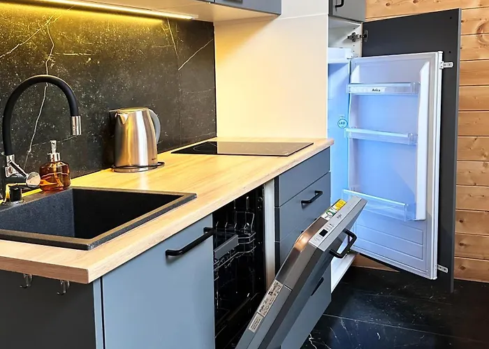 Zywiolowo - W Stylu Stodoly Z Placem Zabaw I Stawem - Ziemia * Parchowo