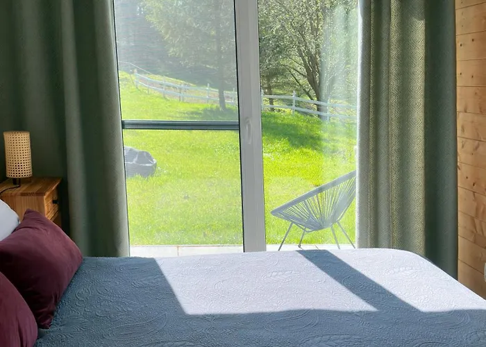 Zywiolowo - W Stylu Stodoly Z Placem Zabaw I Stawem - Ziemia * Parchowo